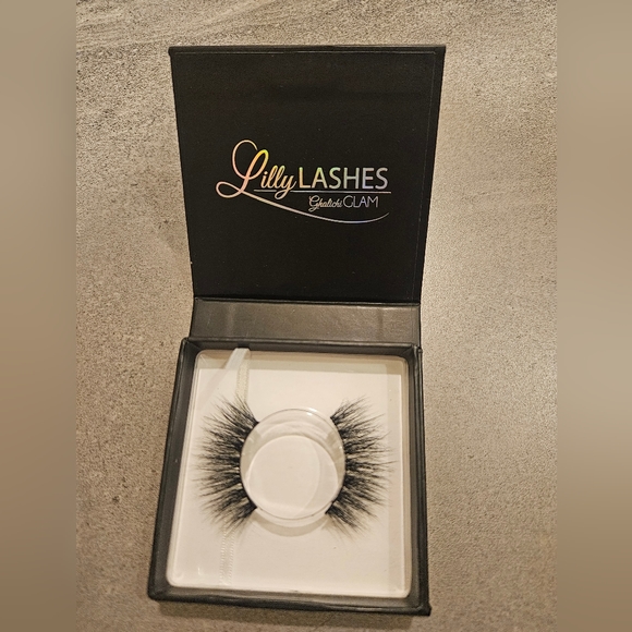 Lilly Lashes Ghalichi Glam in MILF - Picture 5 of 6